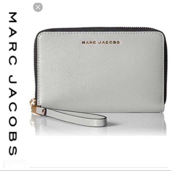 Marc Jacobs Handbags - 💕SALE💕 NWOT Marc Jacobs Gray Saffiano Wristlet